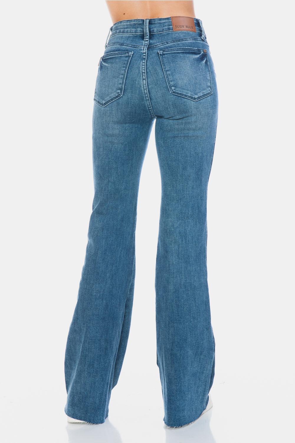 Jean évasé taille haute Judy Blue avec ourlet coupé et effet gainant