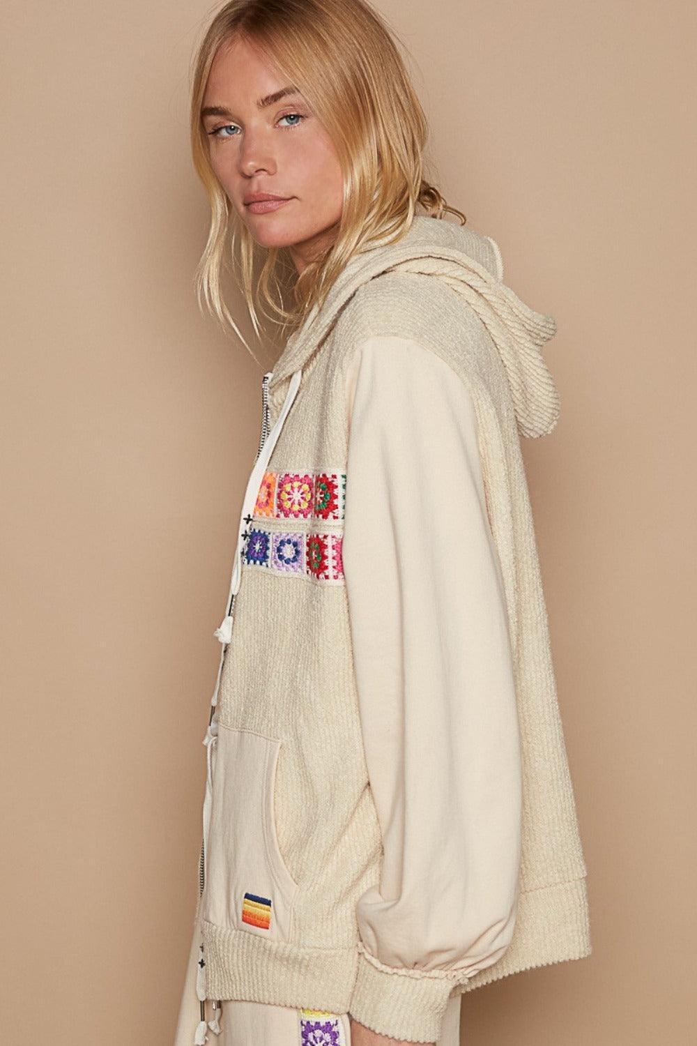 Veste à capuche zippée à motif de patch carré contrasté POL