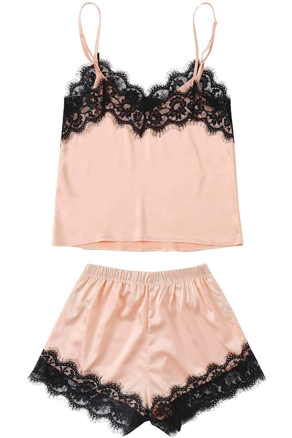 Ensemble de détente avec haut à bretelles fines et short en dentelle