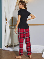 Ensemble de détente avec haut à col en V et pantalon à carreaux à imprimé cœur