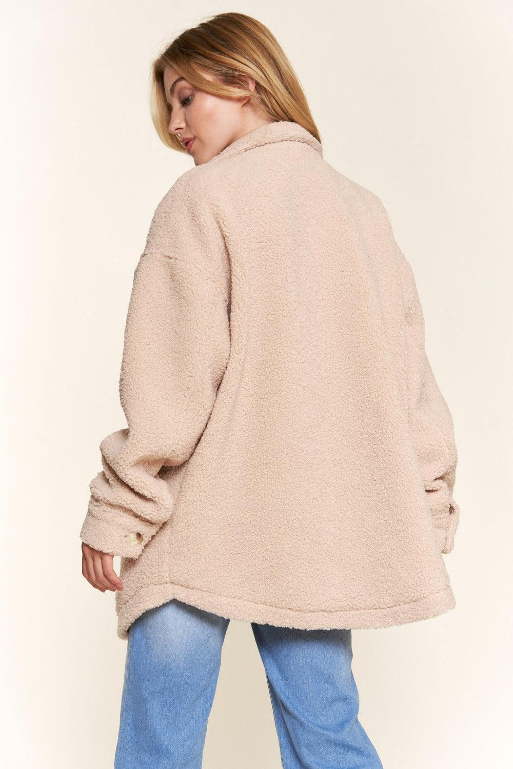 Et le pourquoi de la veste Teddy Sherpa boutonnée à ourlet incurvé