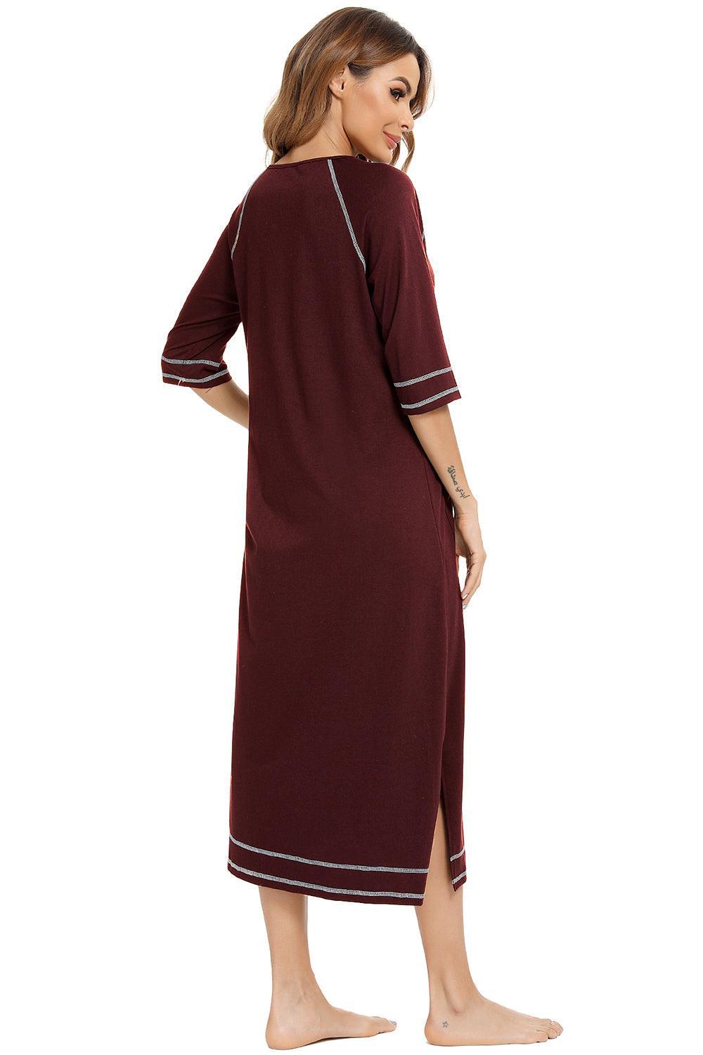Robe de nuit fendue à col rond avec poches et fermeture éclair
