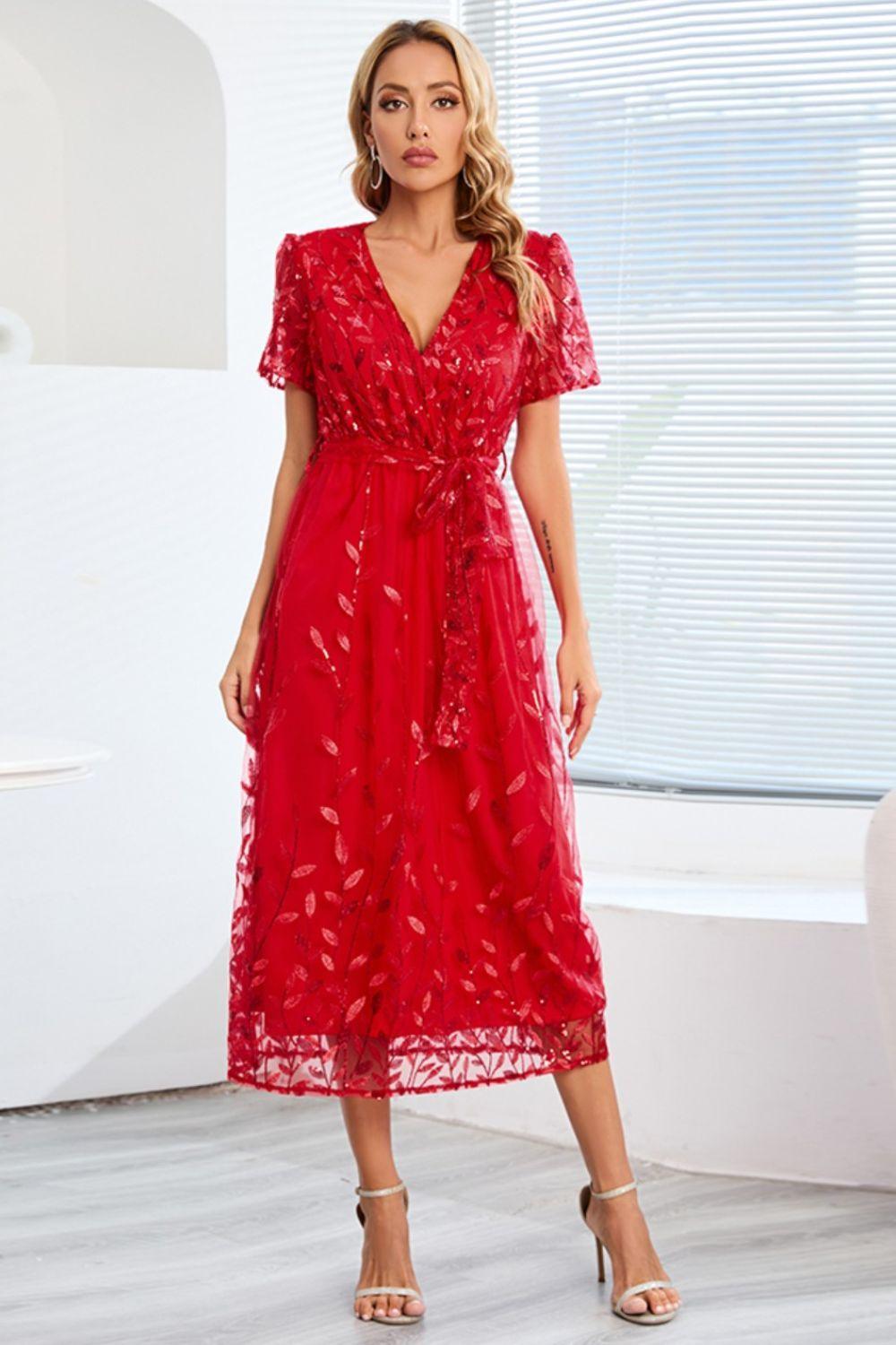 Robe à manches courtes avec broderie de feuilles à sequins et nœud sur le devant