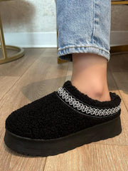 Bottes à plateforme en sherpa avec bordure brodée WILD DIVA