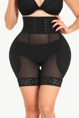 Short moulant respirant avec bordure en dentelle