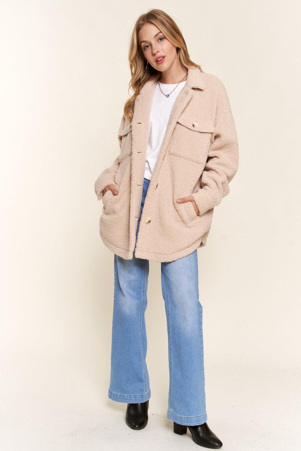 Et le pourquoi de la veste Teddy Sherpa boutonnée à ourlet incurvé