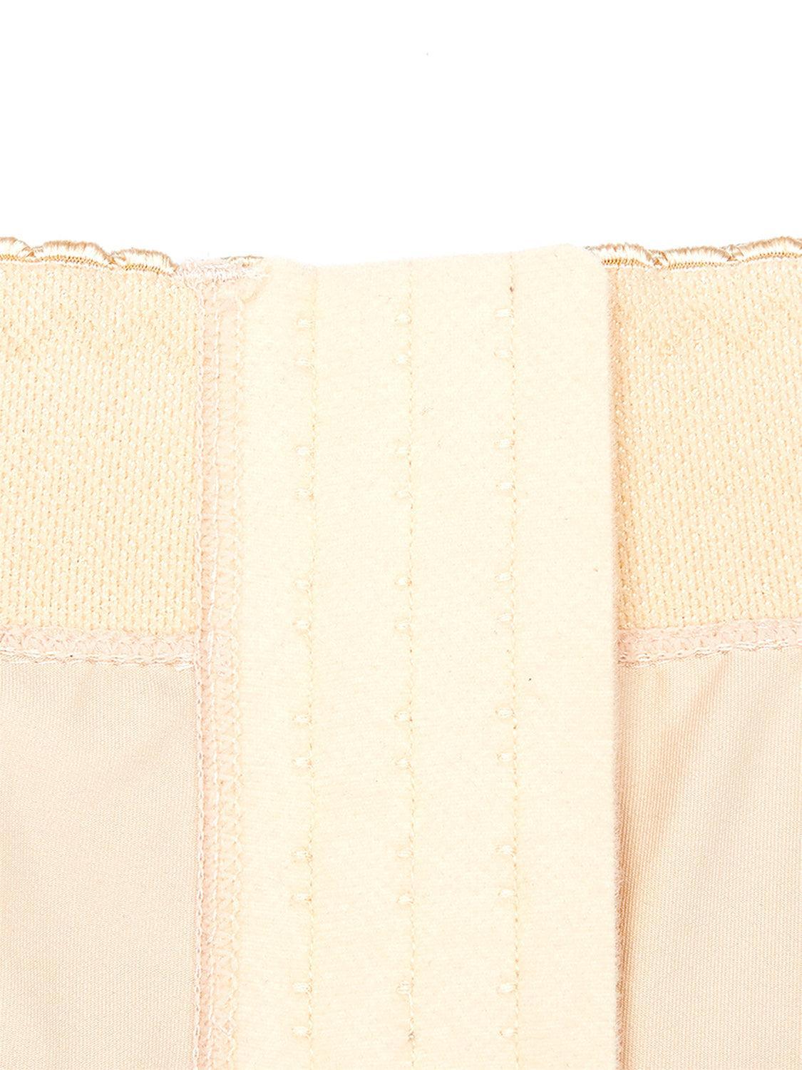 Short moulant à crochets et œillets avec détails en dentelle pleine grandeur