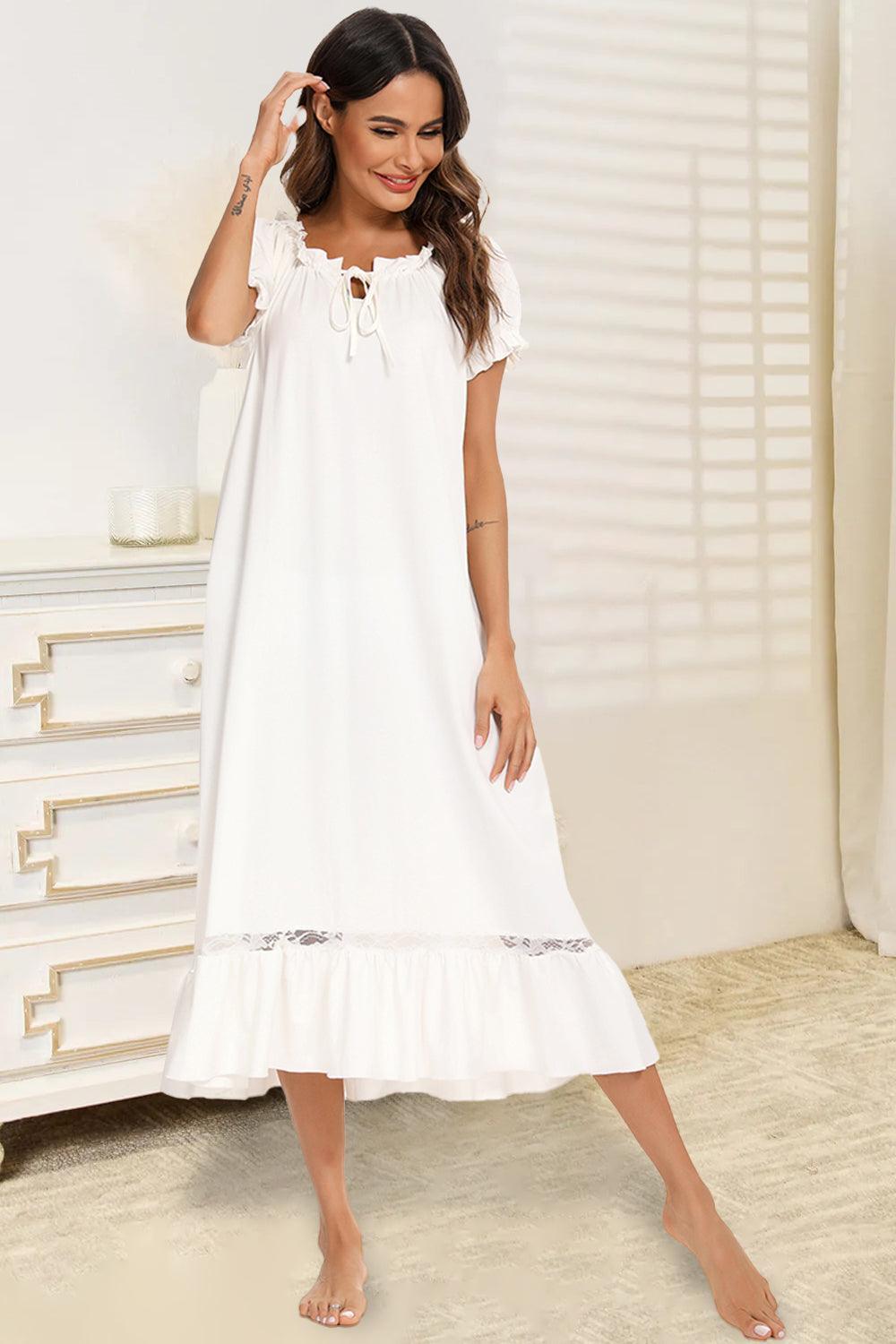 Robe de détente à manches courtes avec détails en dentelle