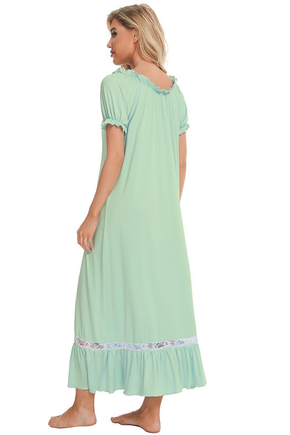 Robe de détente à manches courtes avec détails en dentelle