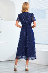 Robe à manches courtes avec broderie de feuilles à sequins et nœud sur le devant