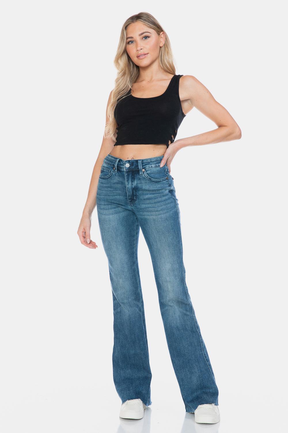 Jean évasé taille haute Judy Blue avec ourlet coupé et effet gainant