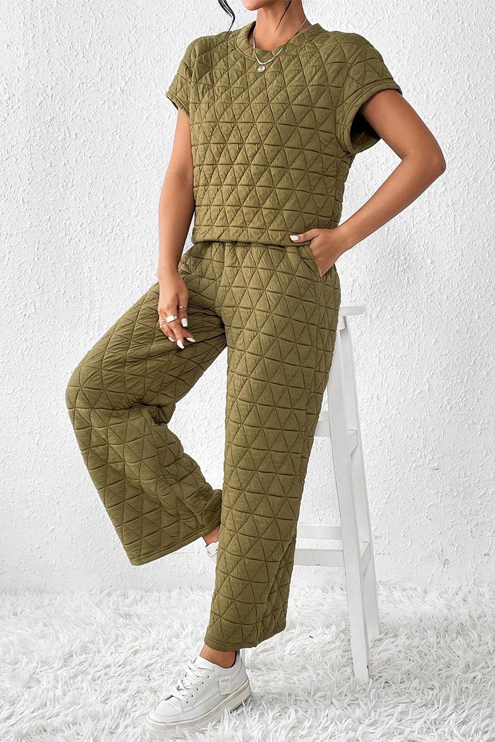 Ensemble de détente avec haut à manches courtes et pantalon à poches