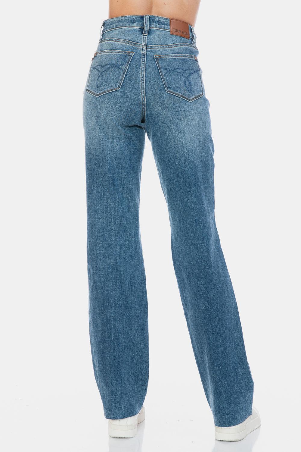Jean droit taille haute Judy Blue à ourlet brut et coupe gainante