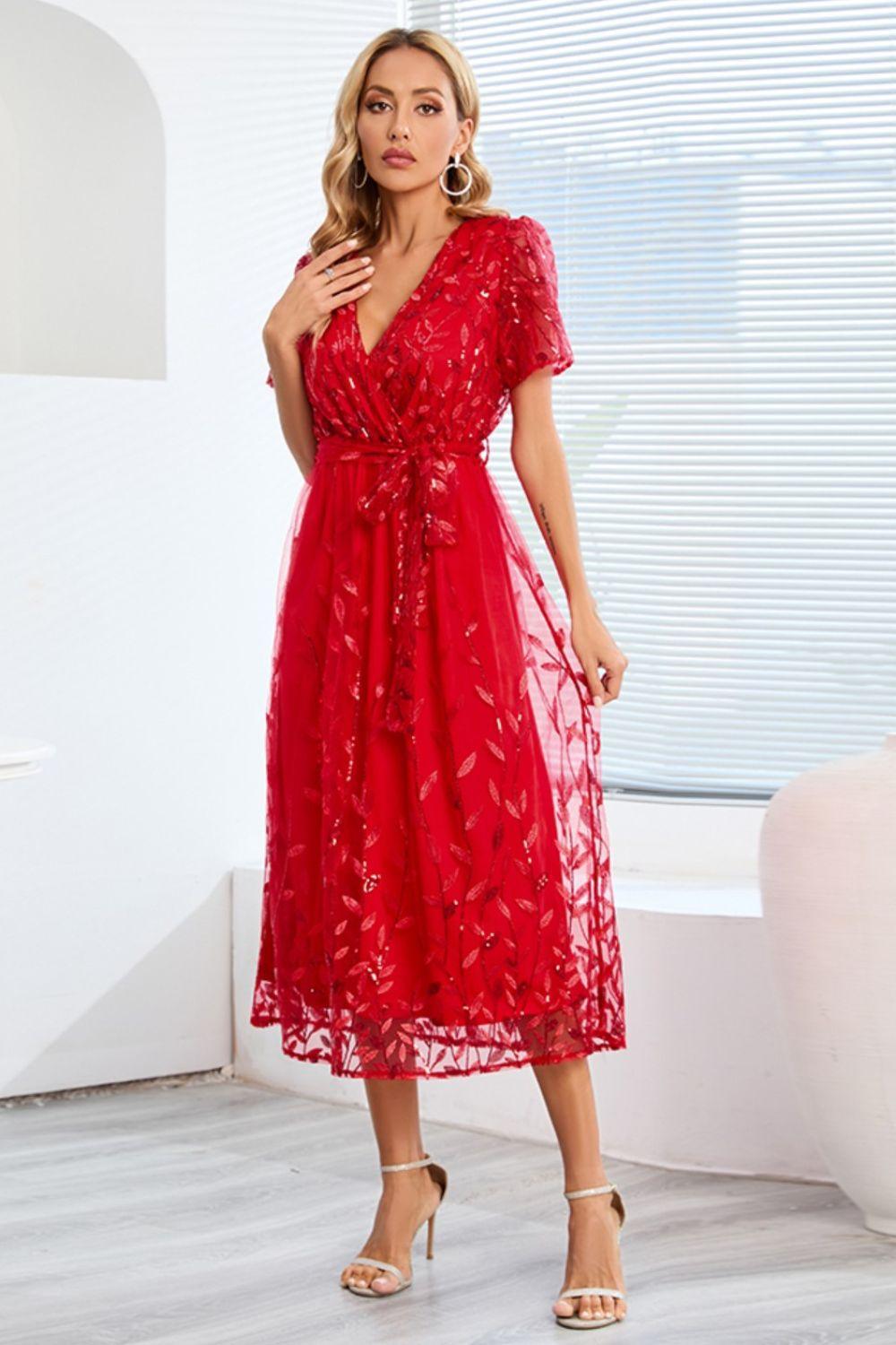Robe à manches courtes avec broderie de feuilles à sequins et nœud sur le devant