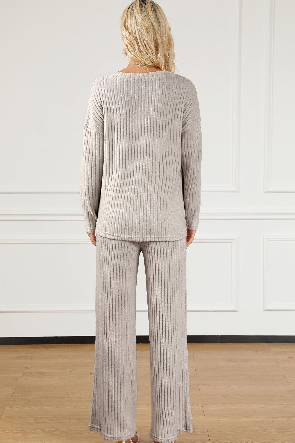 Ensemble de détente avec haut et pantalon à col en V côtelé