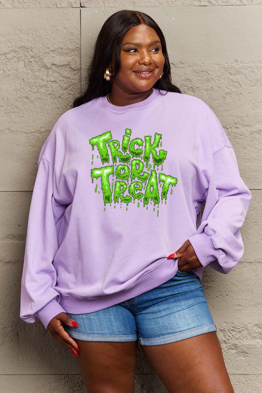 Sweat-shirt graphique Trick or Treat en taille réelle Simply Love