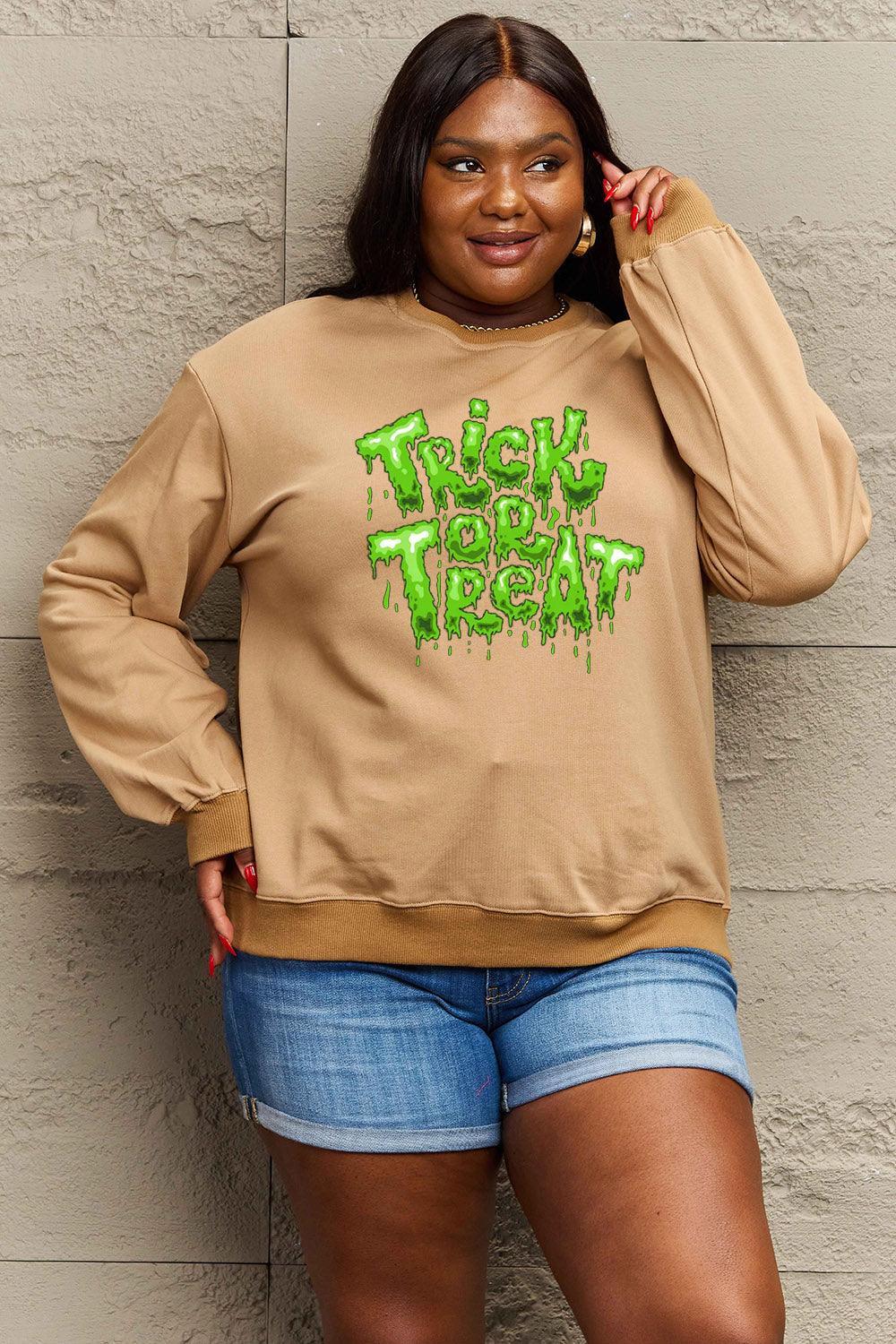 Sweat-shirt graphique Trick or Treat en taille réelle Simply Love