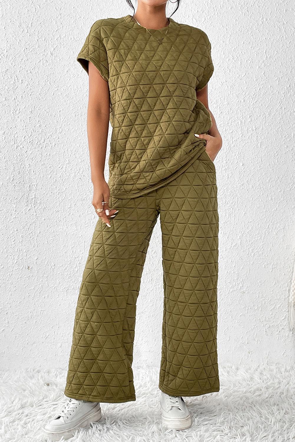 Ensemble de détente avec haut à manches courtes et pantalon à poches
