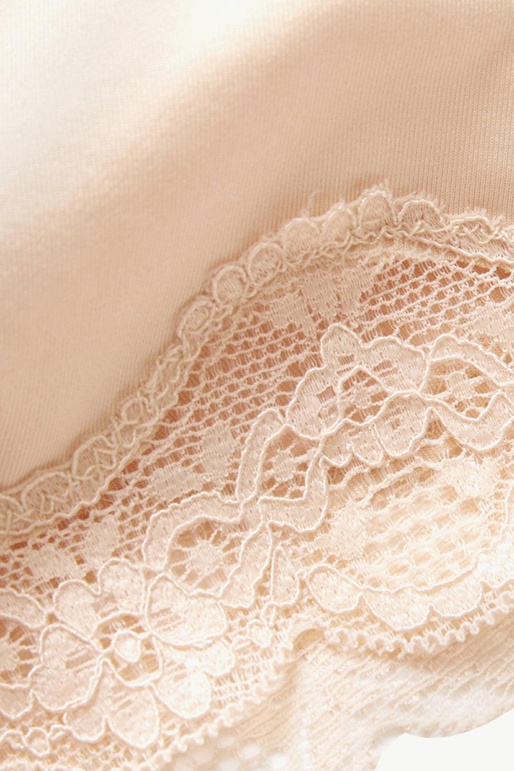 Short gainant avec bordure en dentelle pleine grandeur