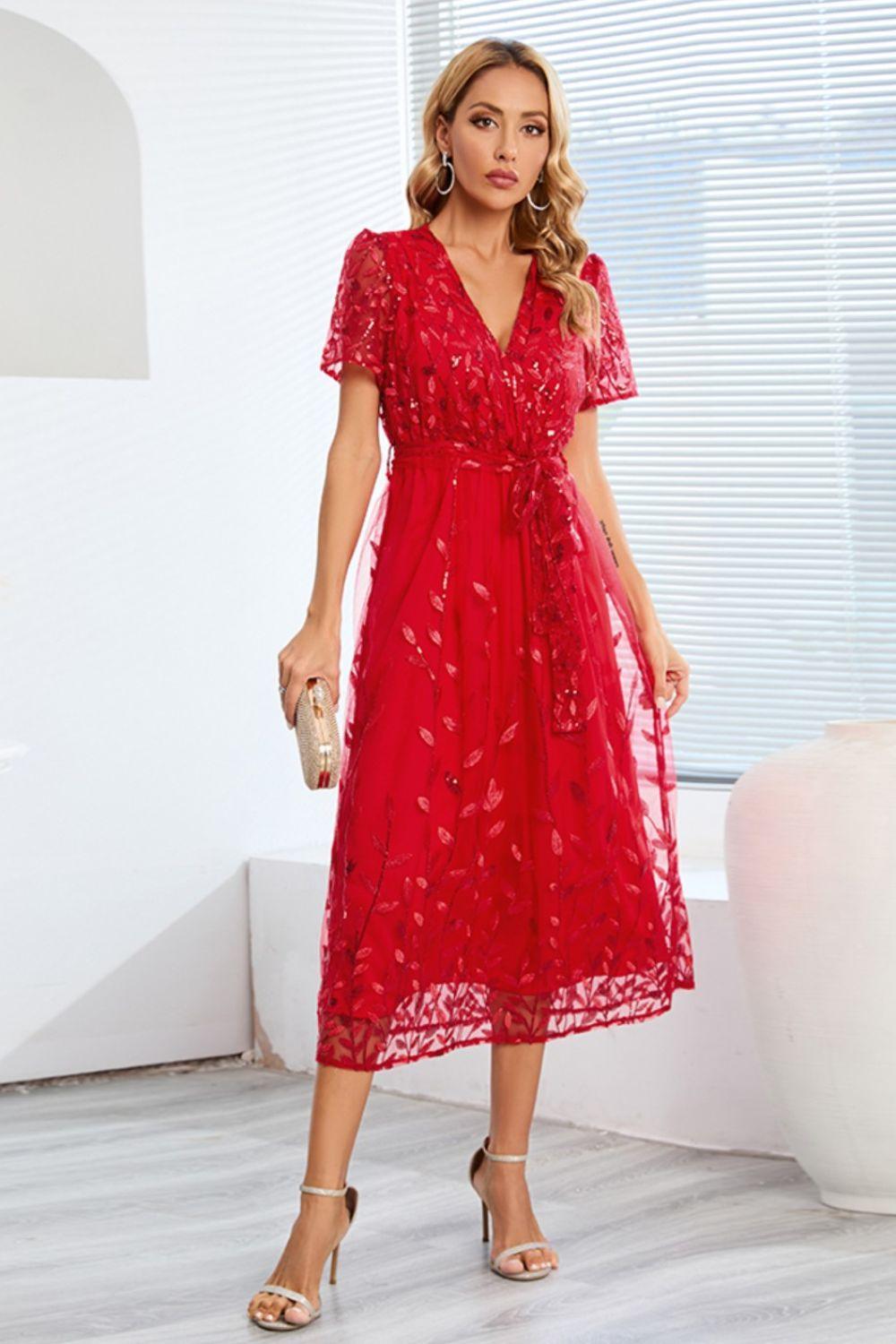 Robe à manches courtes avec broderie de feuilles à sequins et nœud sur le devant