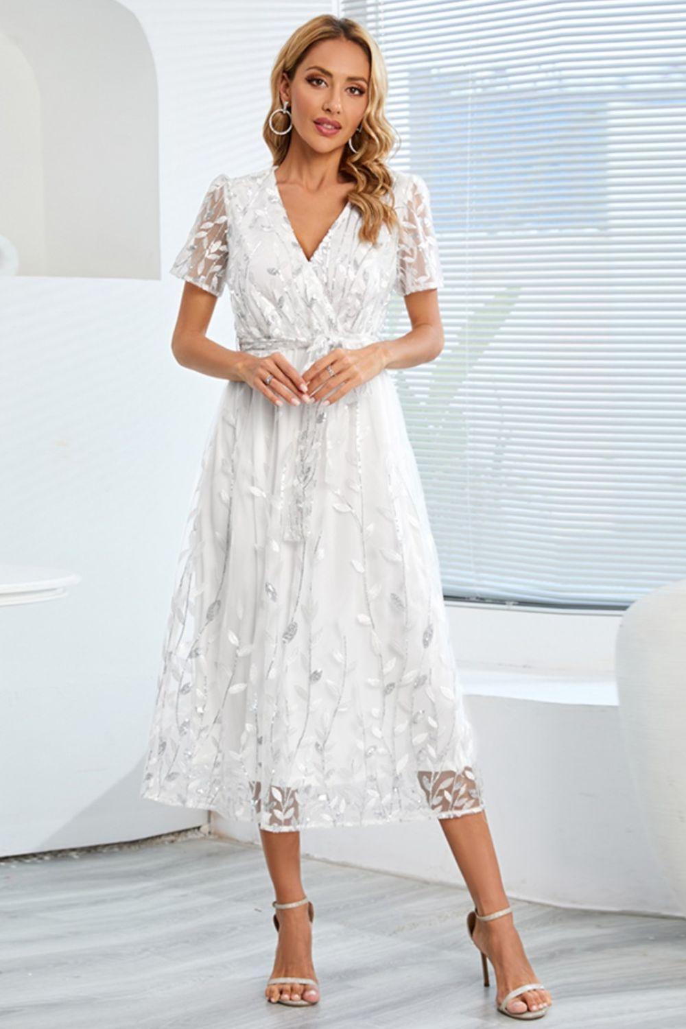 Robe à manches courtes avec broderie de feuilles à sequins et nœud sur le devant