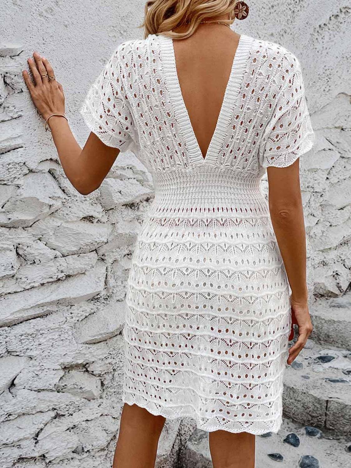 Robe cache-maillot ajourée à manches courtes et décolleté plongeant
