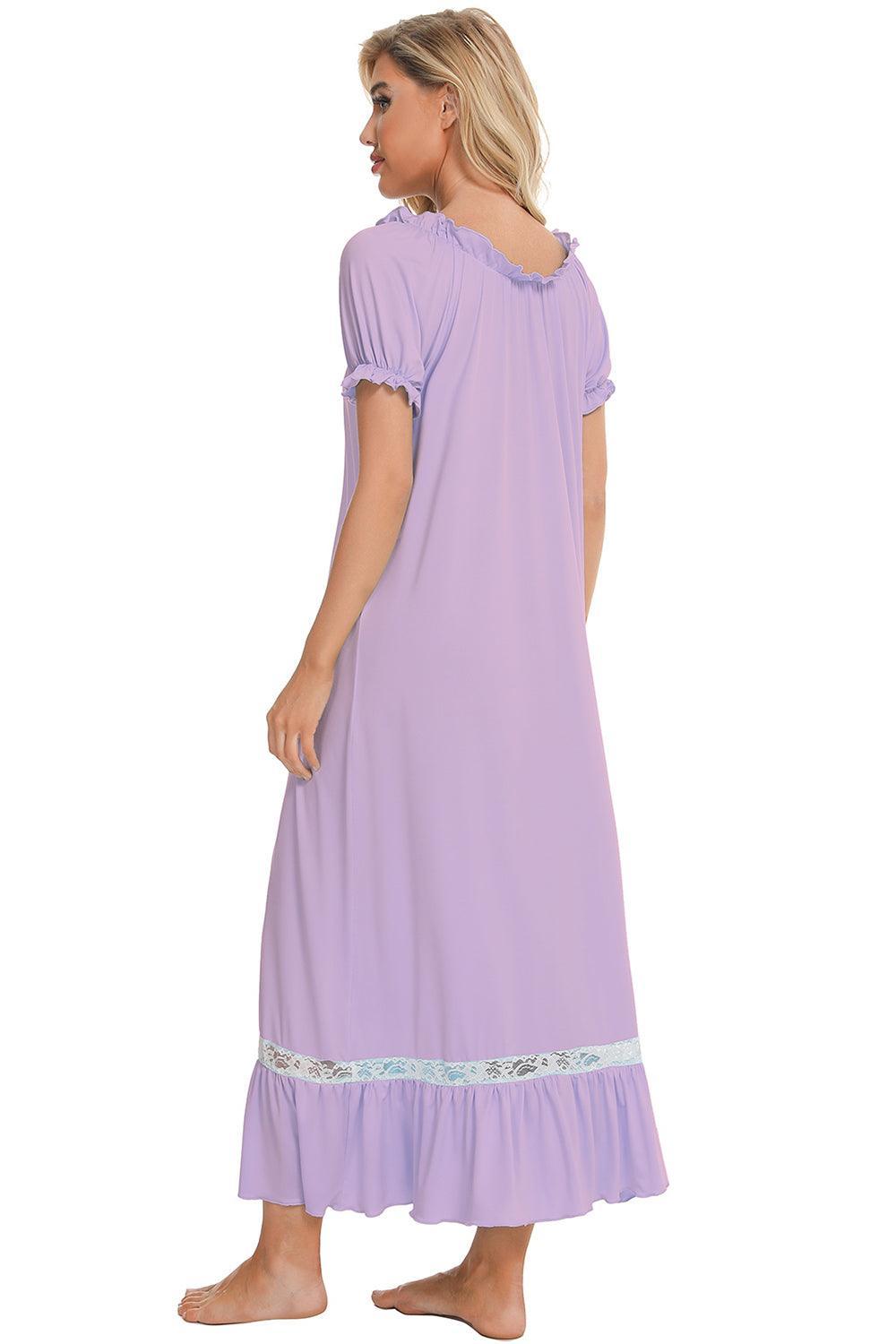 Robe de détente à manches courtes avec détails en dentelle