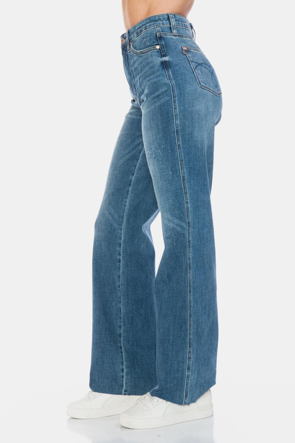 Jean droit taille haute Judy Blue à ourlet brut et coupe gainante