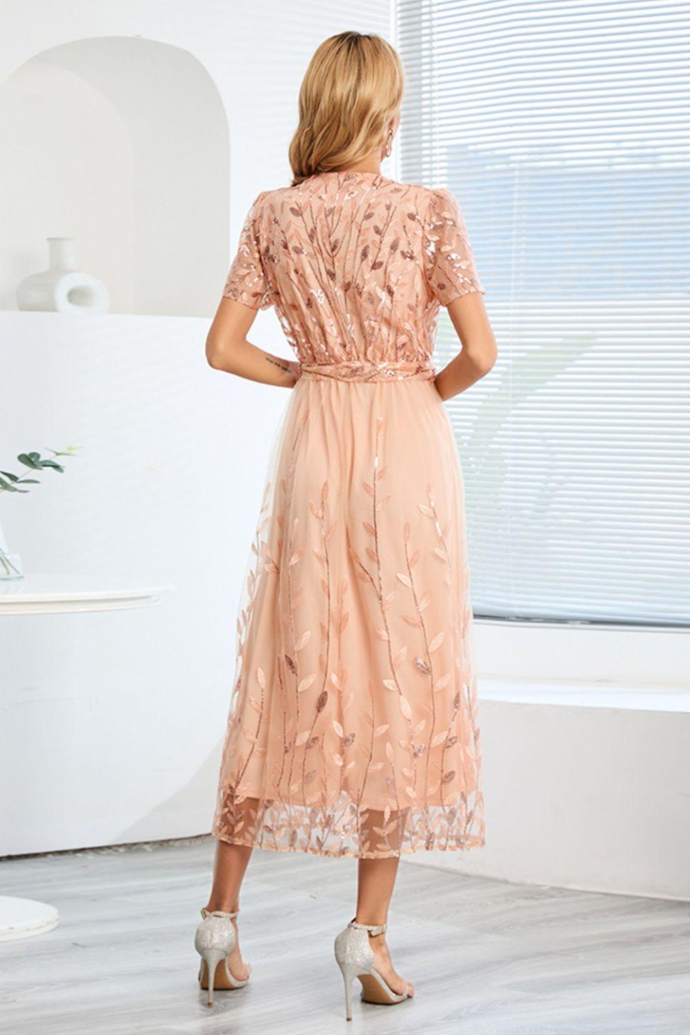 Robe à manches courtes avec broderie de feuilles à sequins et nœud sur le devant