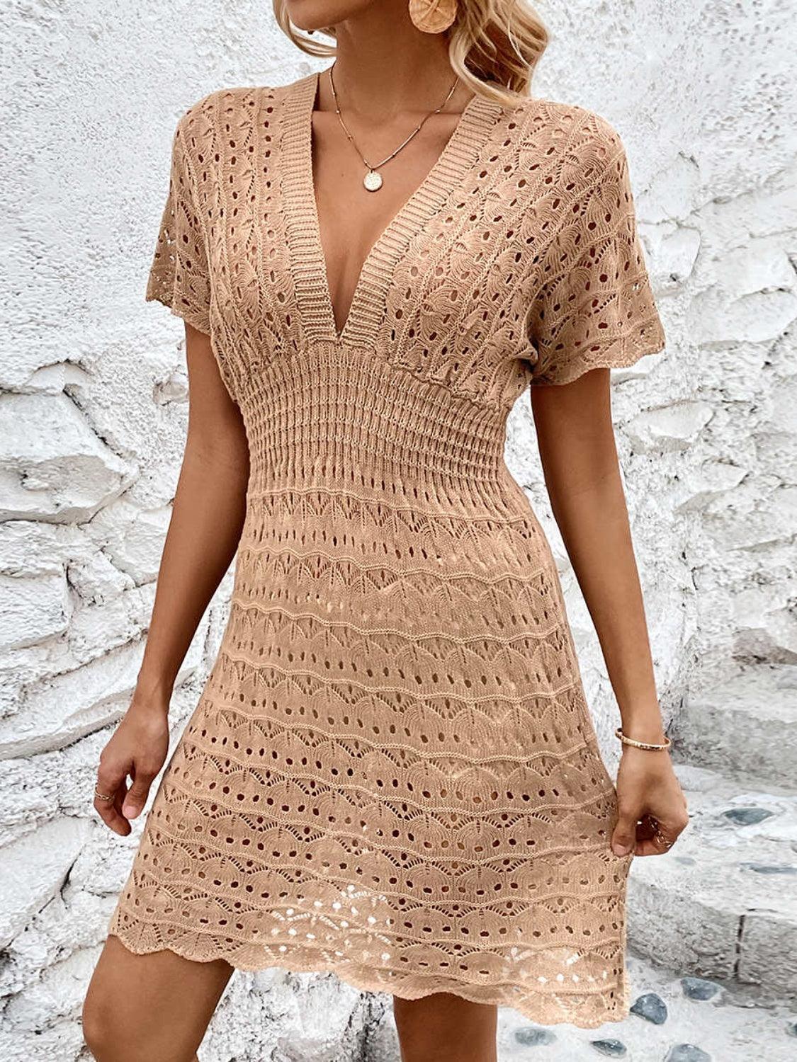 Robe cache-maillot ajourée à manches courtes et décolleté plongeant