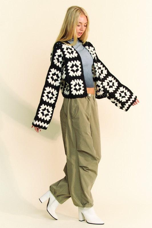 Cardigan ouvert devant carré en crochet à fleurs bicolores de taille standard de Davi &amp; Dani