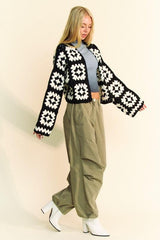 Cardigan ouvert devant carré en crochet à fleurs bicolores de taille standard de Davi &amp; Dani