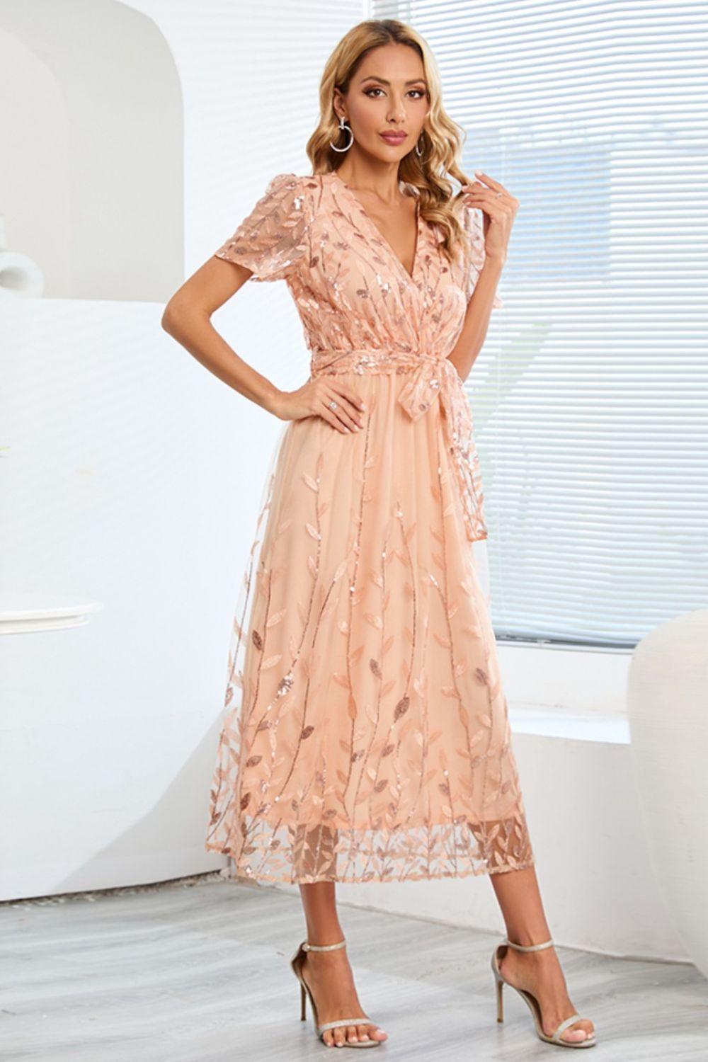 Robe à manches courtes avec broderie de feuilles à sequins et nœud sur le devant