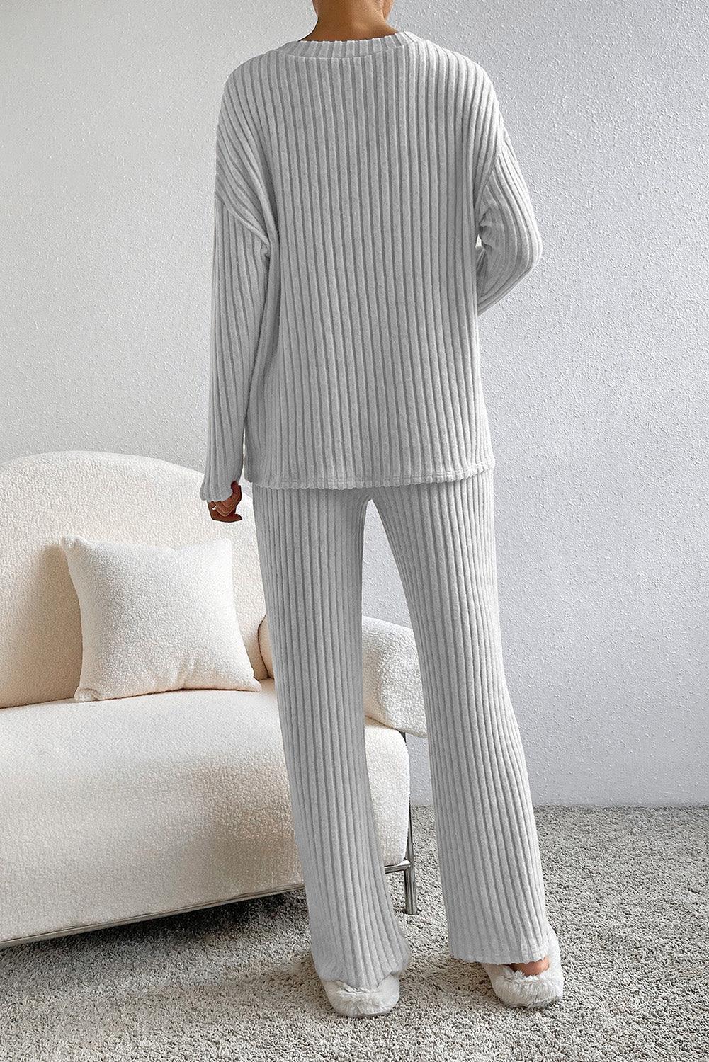 Ensemble de détente avec haut et pantalon à col en V côtelé