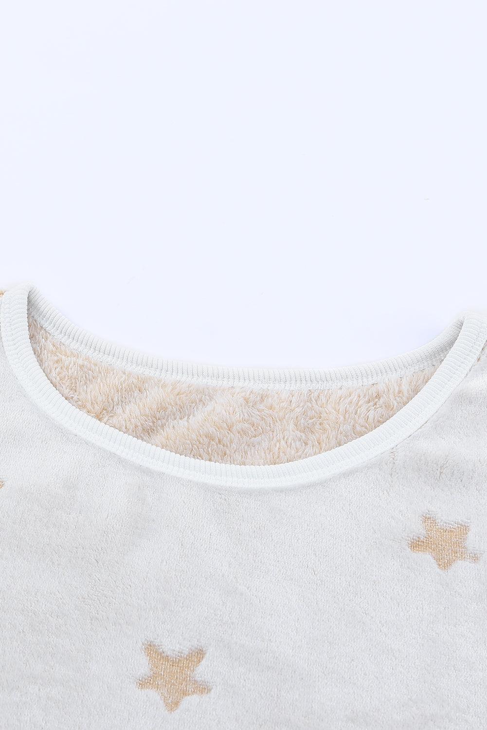Ensemble de détente avec haut à col rond et épaules tombantes et short à imprimé étoiles