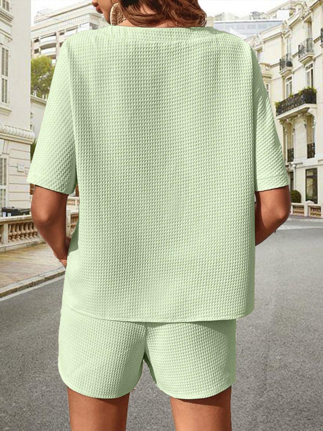 Ensemble haut à manches courtes et short en tricot gaufré