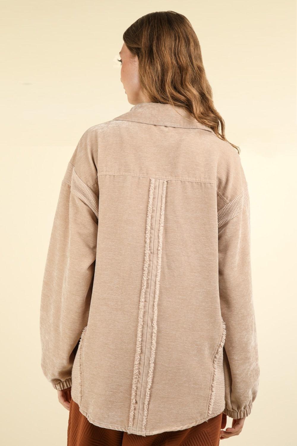 Veste-chemise boutonnée à ourlet brut en techniques mixtes VERY J
