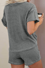 Ensemble de détente avec haut à manches courtes et short en tricot gaufré