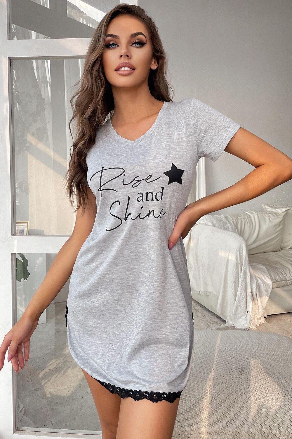 Robe t-shirt à col en V en dentelle contrastante RISE AND SHINE