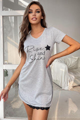 Robe t-shirt à col en V en dentelle contrastante RISE AND SHINE