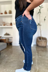 Jean droit taille haute rigide Judy Blue à effet destroy