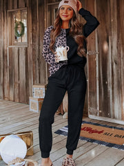 Ensemble de détente avec sweat-shirt à col rond et pantalon léopard