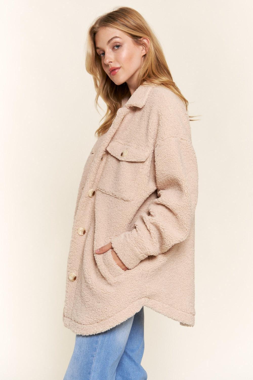 Et le pourquoi de la veste Teddy Sherpa boutonnée à ourlet incurvé