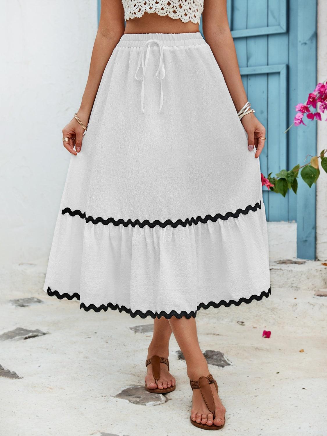 Jupe taille haute à bordure contrastée nouée