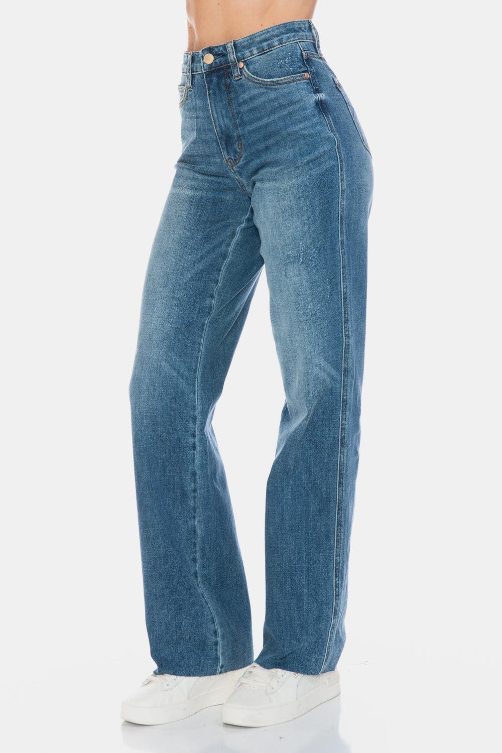 Jean droit taille haute Judy Blue à ourlet brut et coupe gainante